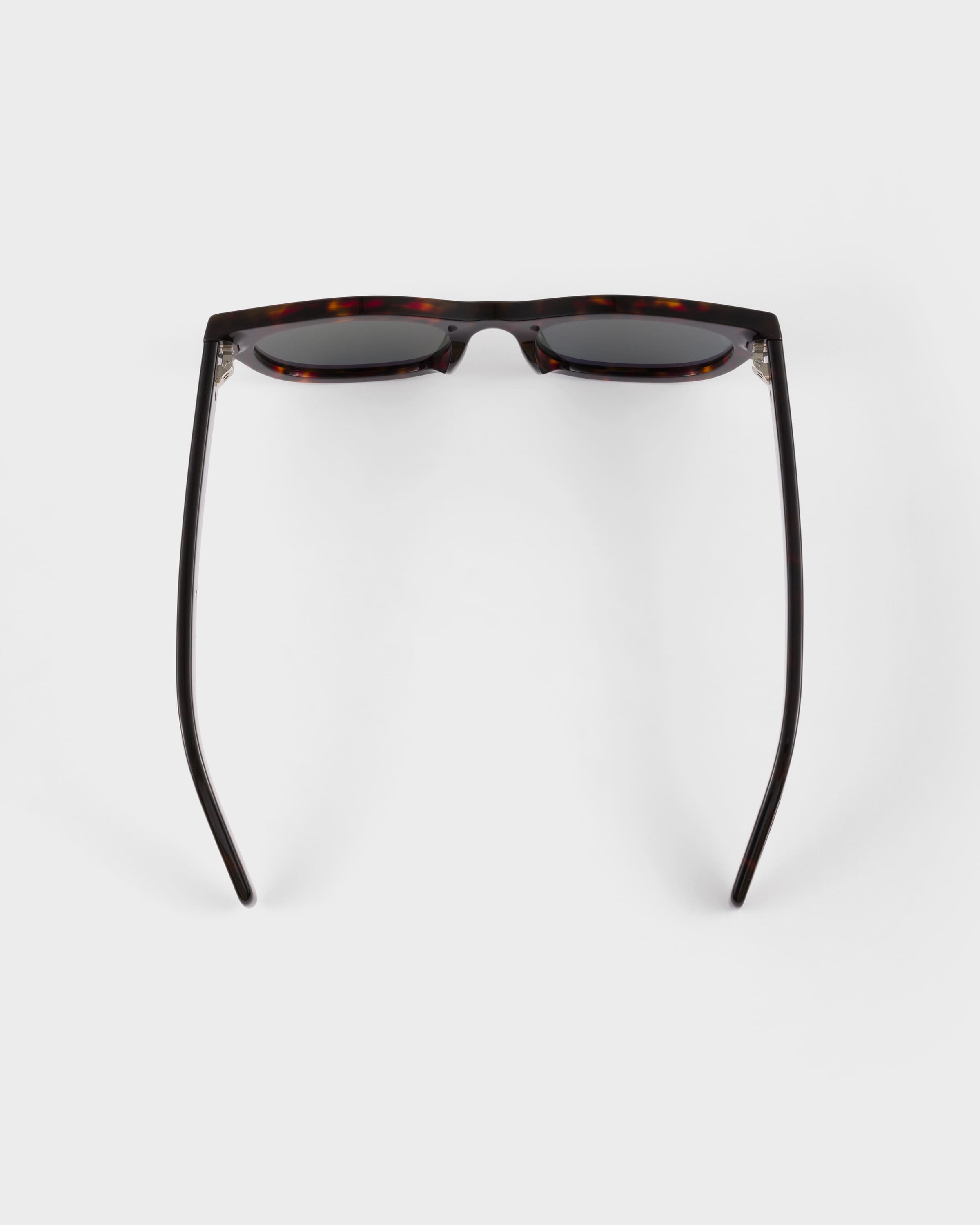 ボトルレンズ プラダ アイウェアコレクション サングラス | PRADA