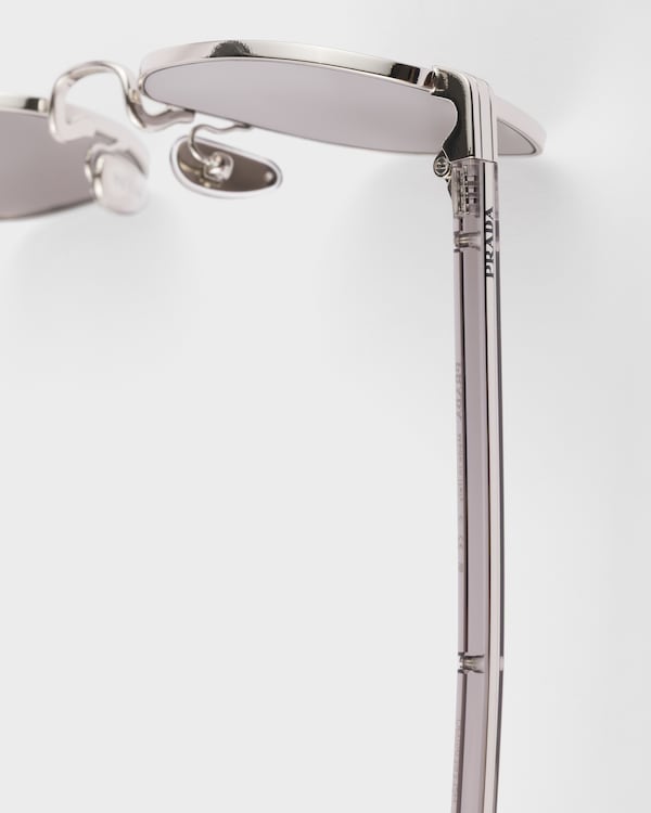 Sunglasses with the iconic metal plaque - Grey lenses Sunglasses with the iconic metal plaque - Grey lenses