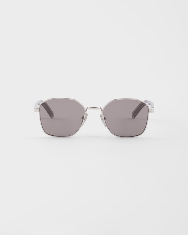 Sunglasses with the iconic metal plaque - Grey lenses Sunglasses with the iconic metal plaque - Grey lenses