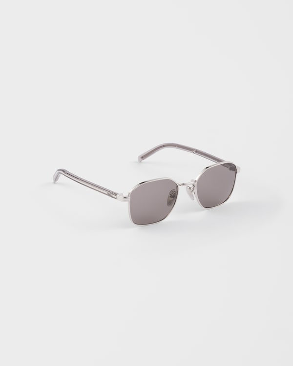 Sunglasses with the iconic metal plaque - Grey lenses Sunglasses with the iconic metal plaque - Grey lenses
