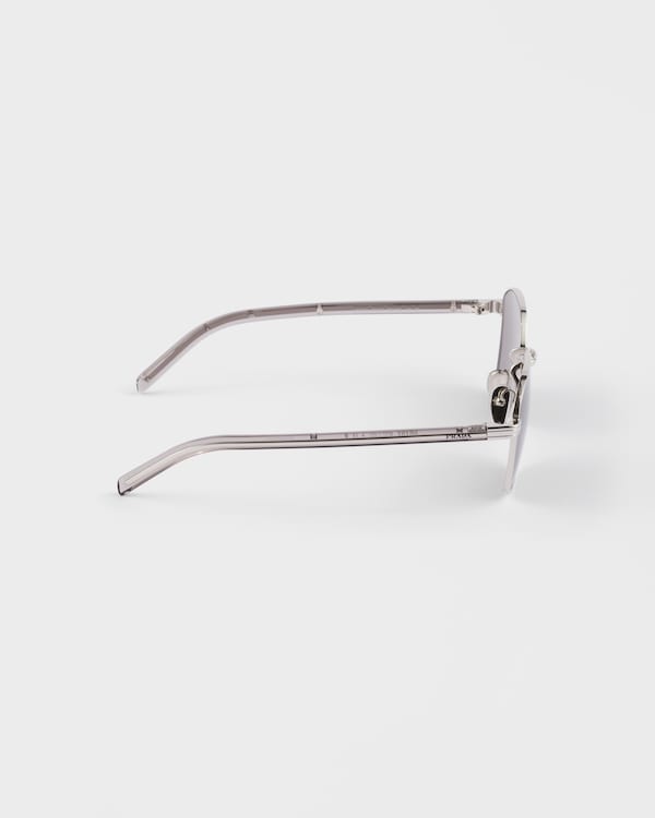 Sunglasses with the iconic metal plaque - Grey lenses Sunglasses with the iconic metal plaque - Grey lenses