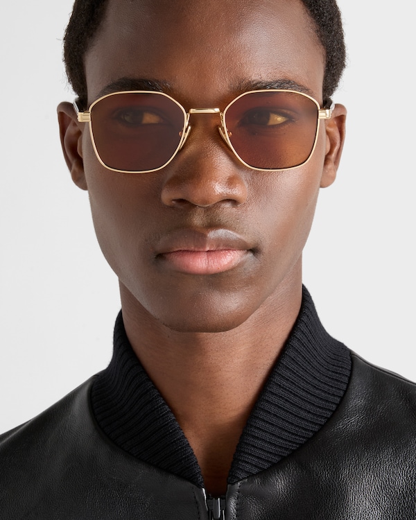 Sonnenbrille mit der ikonischen Plakette aus Metall - Honigfarbene Gläser Sonnenbrille mit der ikonischen Plakette aus Metall - Honigfarbene Gläser