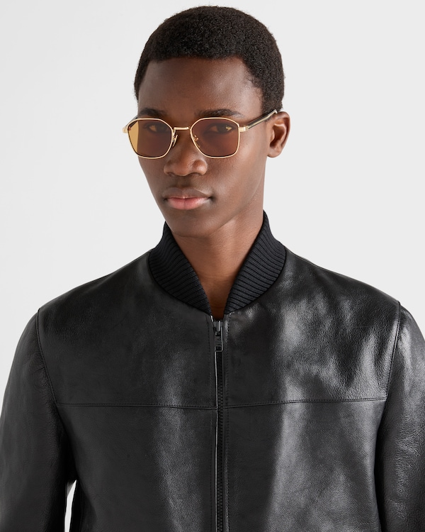 Sonnenbrille mit der ikonischen Plakette aus Metall - Honigfarbene Gläser Sonnenbrille mit der ikonischen Plakette aus Metall - Honigfarbene Gläser