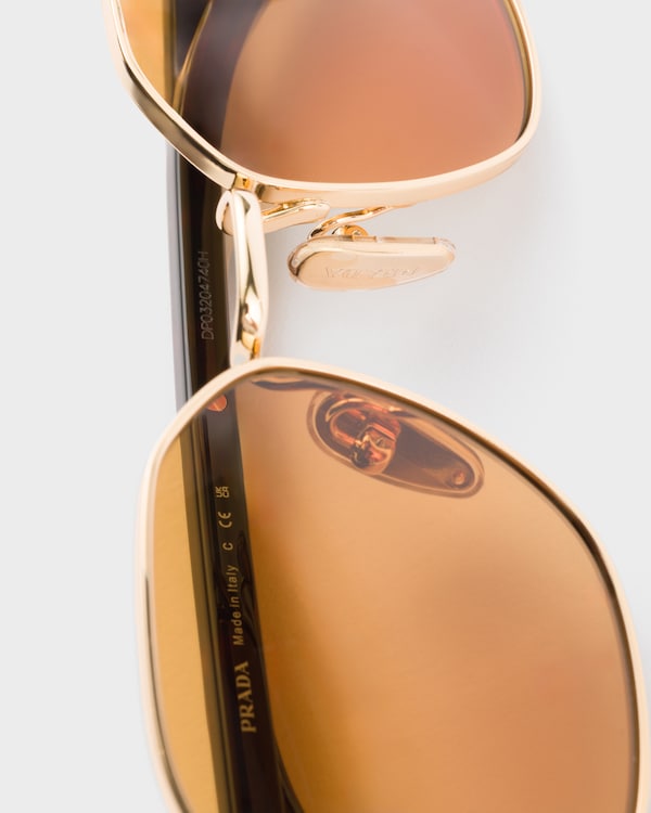 Sonnenbrille mit der ikonischen Plakette aus Metall - Honigfarbene Gläser Sonnenbrille mit der ikonischen Plakette aus Metall - Honigfarbene Gläser