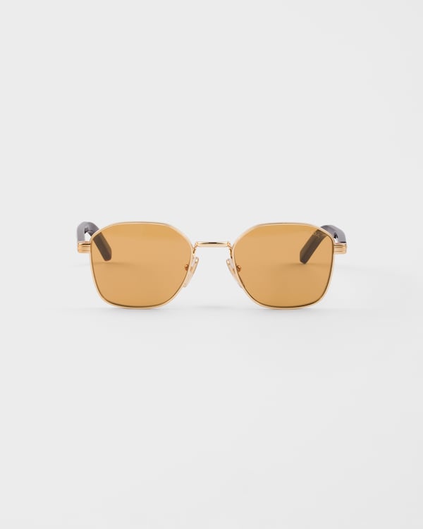 Sonnenbrille mit der ikonischen Plakette aus Metall - Honigfarbene Gläser Sonnenbrille mit der ikonischen Plakette aus Metall - Honigfarbene Gläser