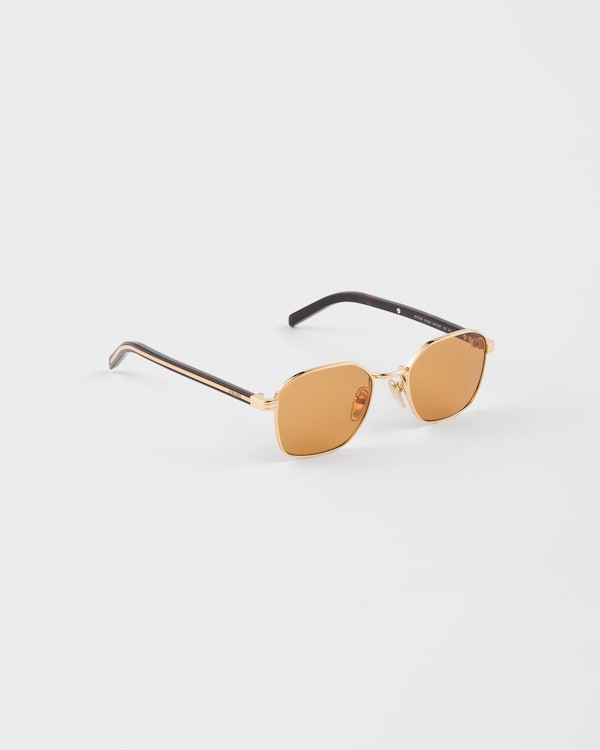 Sonnenbrille mit der ikonischen Plakette aus Metall - Honigfarbene Gläser Sonnenbrille mit der ikonischen Plakette aus Metall - Honigfarbene Gläser