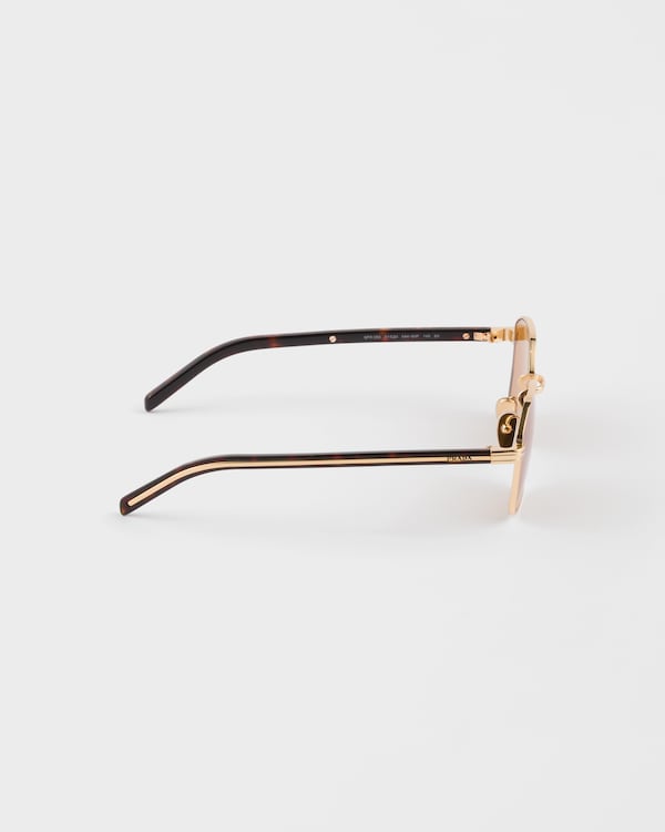 Sonnenbrille mit der ikonischen Plakette aus Metall - Honigfarbene Gläser Sonnenbrille mit der ikonischen Plakette aus Metall - Honigfarbene Gläser