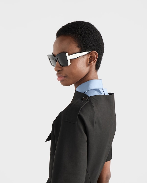 Lunettes de soleil ornées du logo Prada - Verres gris ardoise Lunettes de soleil ornées du logo Prada - Verres gris ardoise