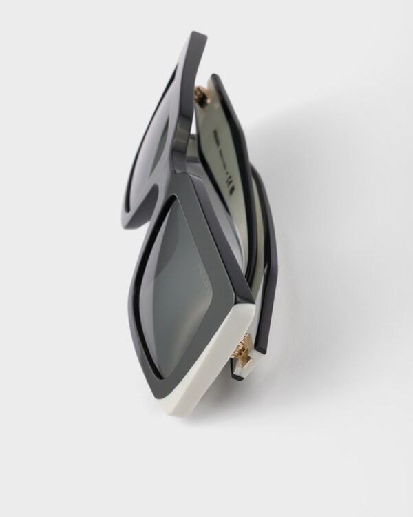 プラダ ロゴ サングラス - スレートグレーレンズ プラダ ロゴ サングラス - スレートグレーレンズ