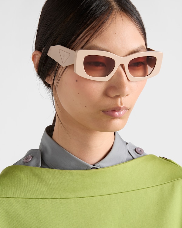 Lunettes de soleil avec logo triangulaire - Verres dégradés rose poudré Lunettes de soleil avec logo triangulaire - Verres dégradés rose poudré