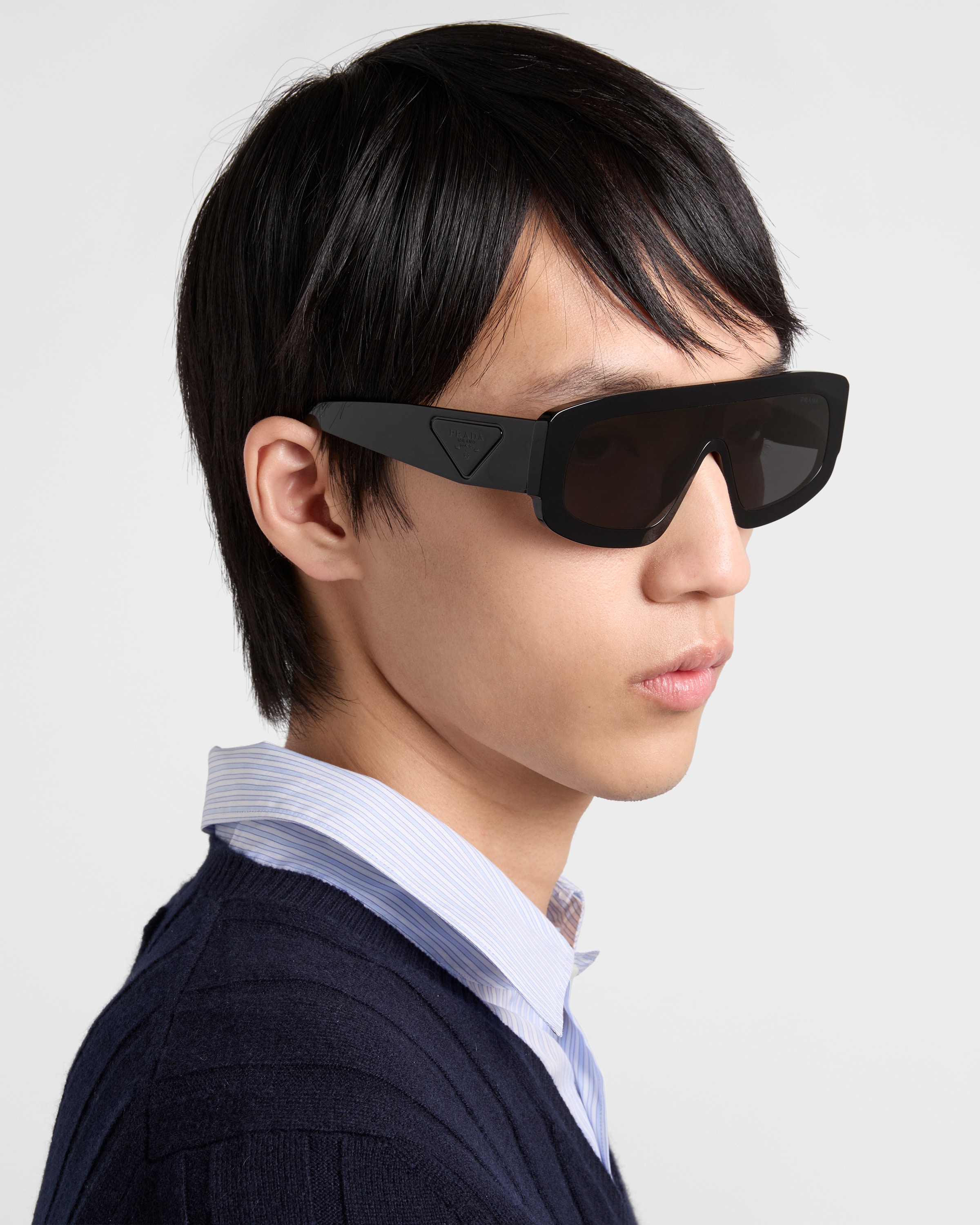 スレートグレーレンズ トライアングルロゴ サングラス | PRADA - 日本