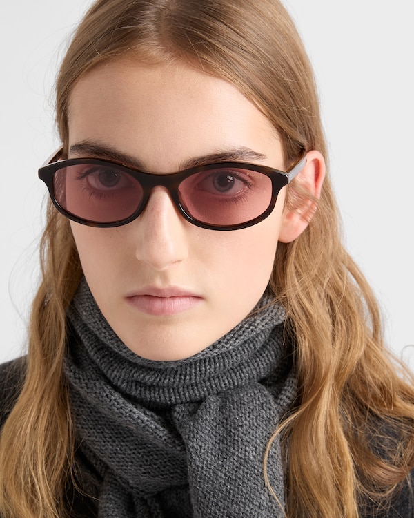 Prada sunglasses with the iconic metal plaque - Rose Poudré Prada sunglasses with the iconic metal plaque - Rose Poudré
