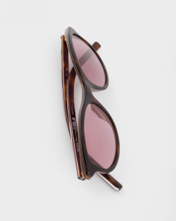 Prada sunglasses with the iconic metal plaque - Rose Poudré Prada sunglasses with the iconic metal plaque - Rose Poudré