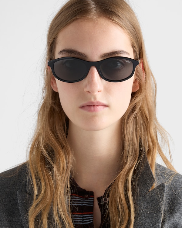 Prada sunglasses with the iconic metal plaque - Verres Ardoise Prada sunglasses with the iconic metal plaque - Verres Ardoise