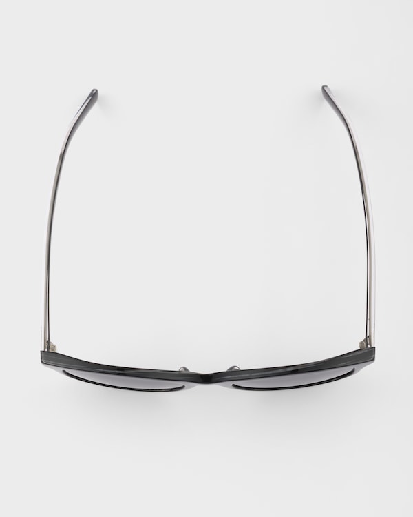Prada sunglasses with the iconic metal plaque - Verres Ardoise Prada sunglasses with the iconic metal plaque - Verres Ardoise