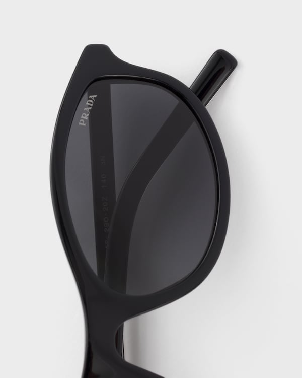 Prada sunglasses with the iconic metal plaque - Verres Ardoise Prada sunglasses with the iconic metal plaque - Verres Ardoise