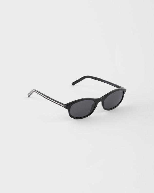 Prada sunglasses with the iconic metal plaque - Verres Ardoise Prada sunglasses with the iconic metal plaque - Verres Ardoise