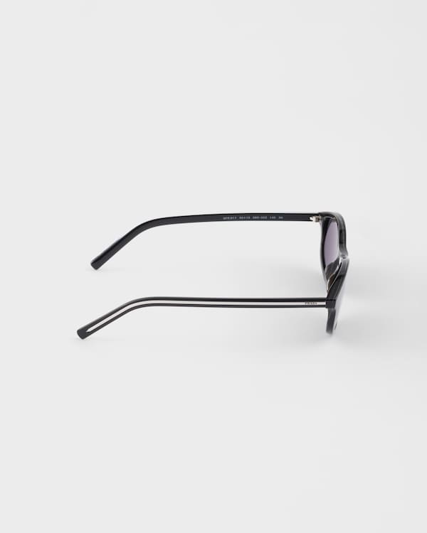 Prada sunglasses with the iconic metal plaque - Verres Ardoise Prada sunglasses with the iconic metal plaque - Verres Ardoise
