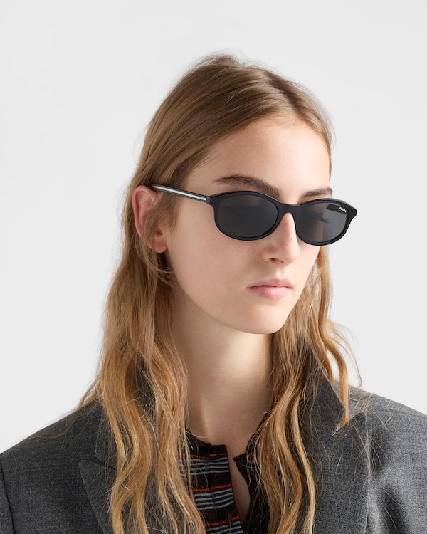 Prada Sonnenbrille mit der ikonischen Metallplakette - Schiefergläser Prada Sonnenbrille mit der ikonischen Metallplakette - Schiefergläser