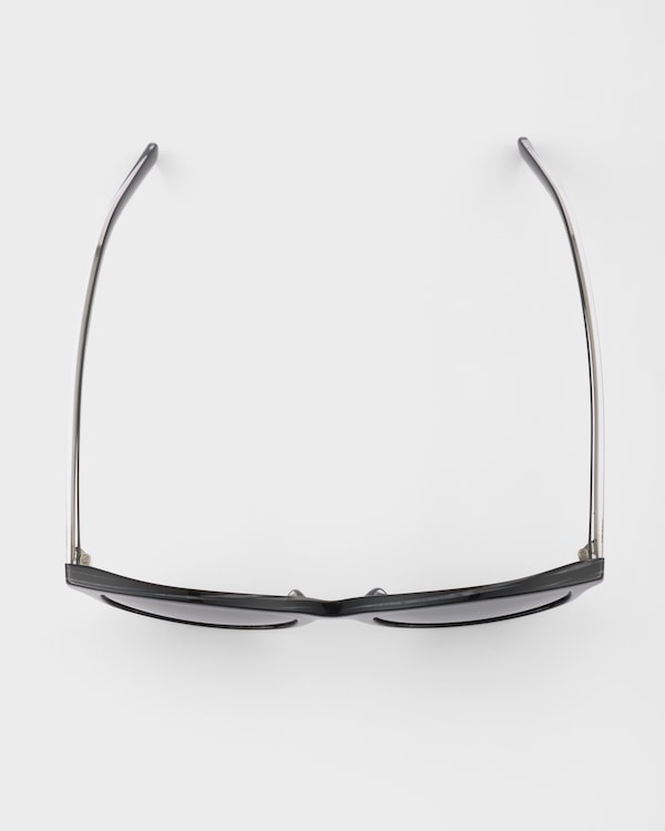 Prada Sonnenbrille mit der ikonischen Metallplakette - Schiefergläser Prada Sonnenbrille mit der ikonischen Metallplakette - Schiefergläser
