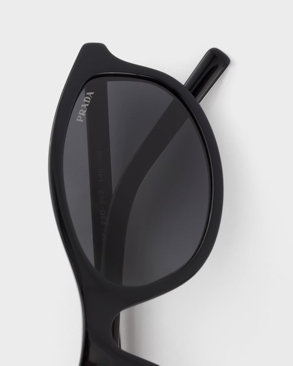 Prada Sonnenbrille mit der ikonischen Metallplakette - Schiefergläser Prada Sonnenbrille mit der ikonischen Metallplakette - Schiefergläser