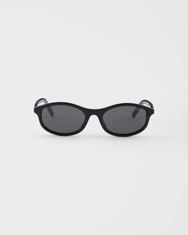 Prada Sonnenbrille mit der ikonischen Metallplakette - Schiefergläser Prada Sonnenbrille mit der ikonischen Metallplakette - Schiefergläser