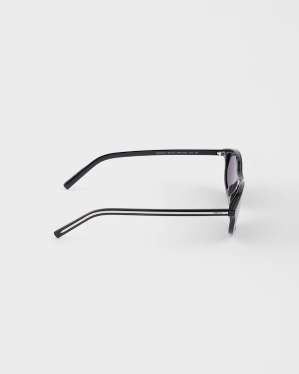 Prada Sonnenbrille mit der ikonischen Metallplakette - Schiefergläser Prada Sonnenbrille mit der ikonischen Metallplakette - Schiefergläser
