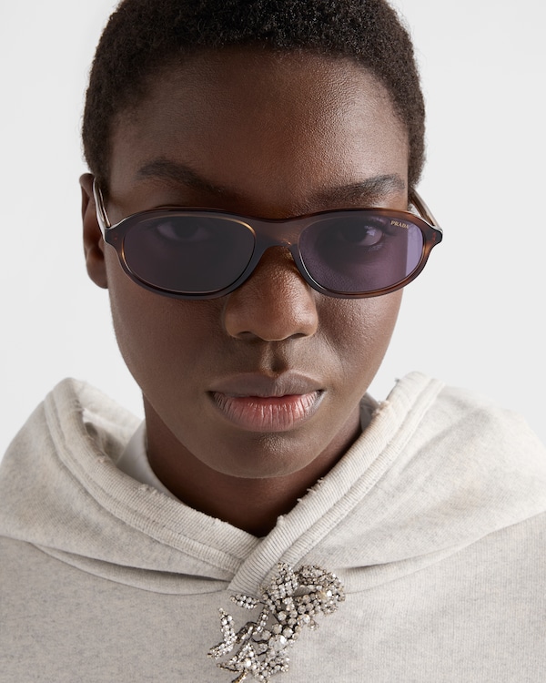 Prada sunglasses with the iconic metal plaque - Verres Mûre Prada sunglasses with the iconic metal plaque - Verres Mûre