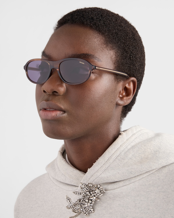 Prada sunglasses with the iconic metal plaque - Verres Mûre Prada sunglasses with the iconic metal plaque - Verres Mûre