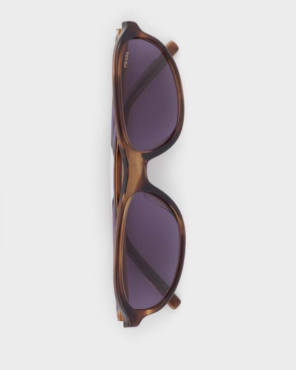 Prada sunglasses with the iconic metal plaque - Verres Mûre Prada sunglasses with the iconic metal plaque - Verres Mûre