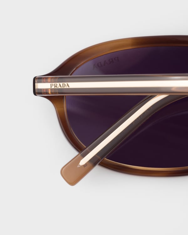 Prada sunglasses with the iconic metal plaque - Verres Mûre Prada sunglasses with the iconic metal plaque - Verres Mûre