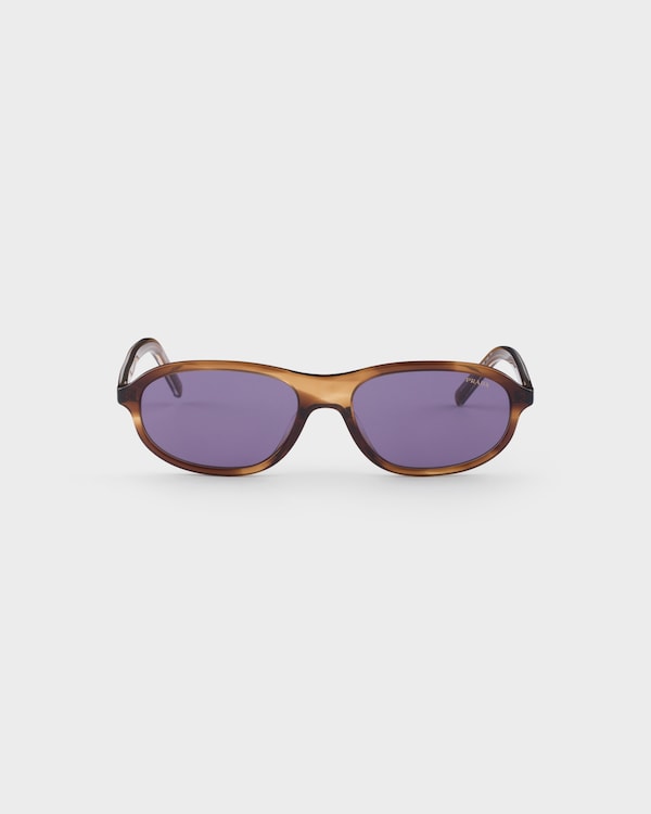 Prada sunglasses with the iconic metal plaque - Verres Mûre Prada sunglasses with the iconic metal plaque - Verres Mûre