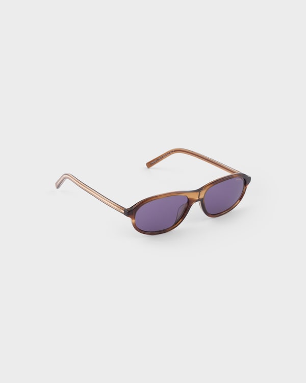 Prada sunglasses with the iconic metal plaque - Verres Mûre Prada sunglasses with the iconic metal plaque - Verres Mûre