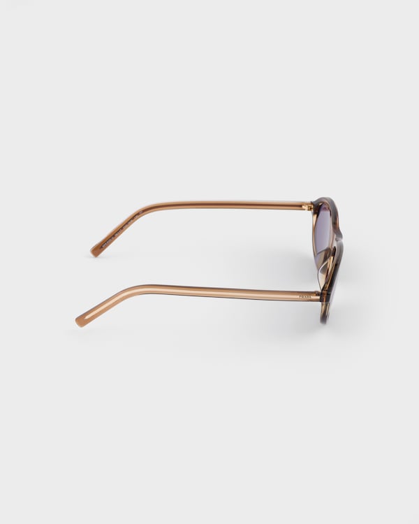 Prada sunglasses with the iconic metal plaque - Verres Mûre Prada sunglasses with the iconic metal plaque - Verres Mûre