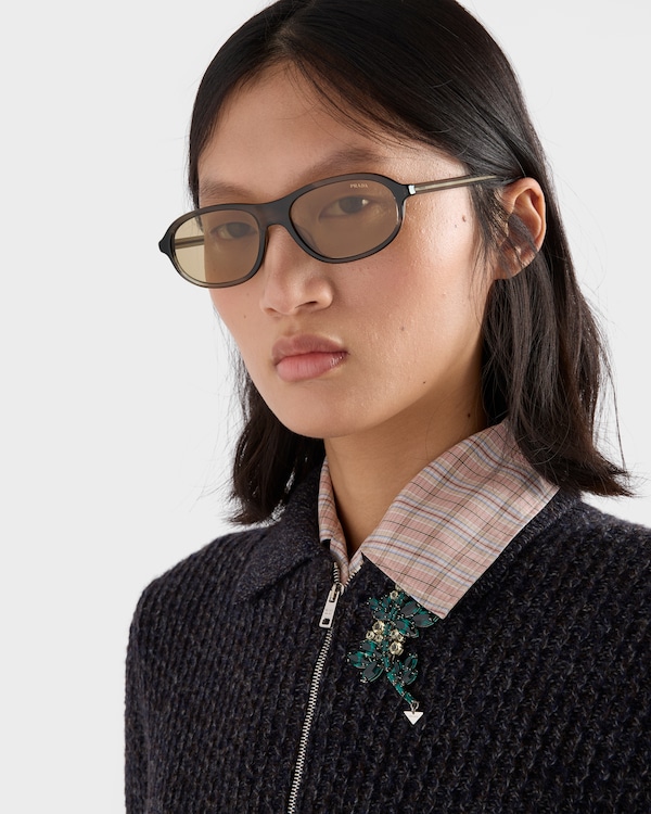 Prada sunglasses with the iconic metal plaque - Verres Camomille Prada sunglasses with the iconic metal plaque - Verres Camomille