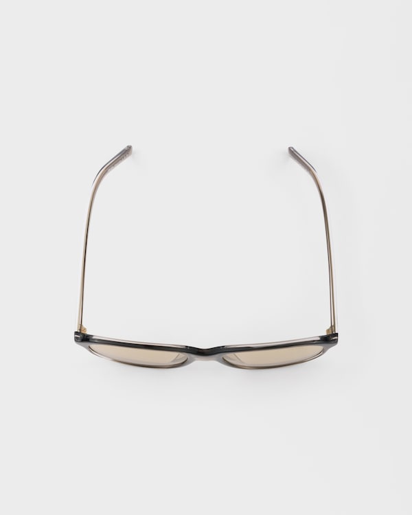 Prada sunglasses with the iconic metal plaque - Verres Camomille Prada sunglasses with the iconic metal plaque - Verres Camomille