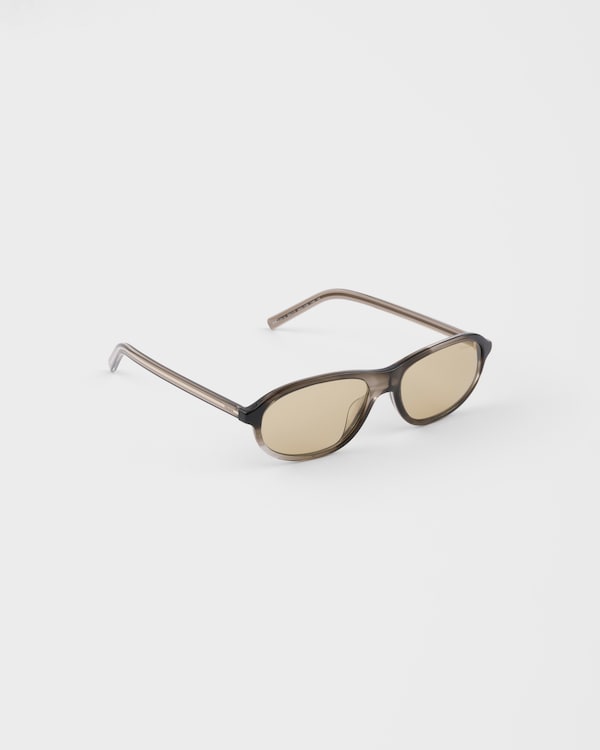 Prada sunglasses with the iconic metal plaque - Verres Camomille Prada sunglasses with the iconic metal plaque - Verres Camomille
