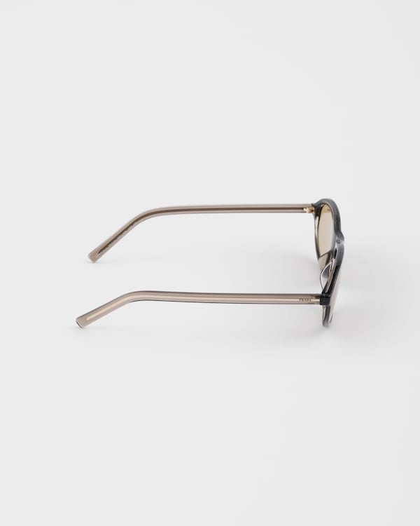 Prada sunglasses with the iconic metal plaque - Verres Camomille Prada sunglasses with the iconic metal plaque - Verres Camomille