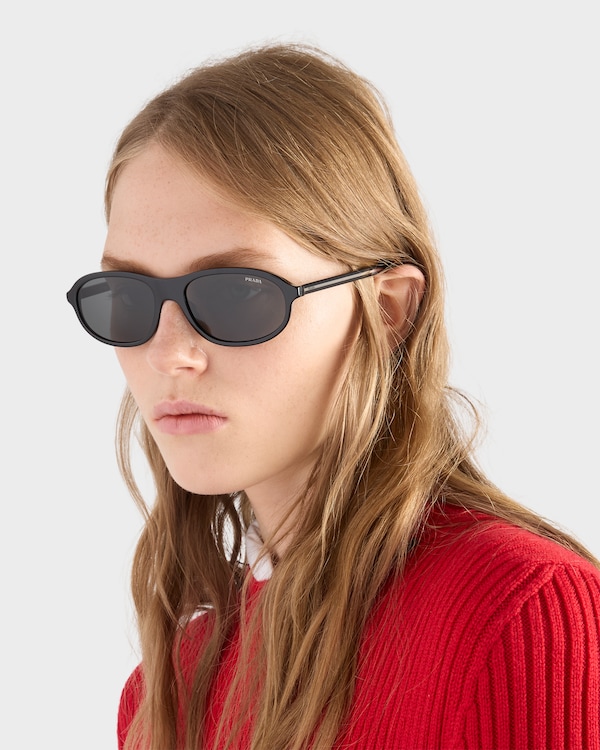 Prada sunglasses with the iconic metal plaque - Verres Ardoise Prada sunglasses with the iconic metal plaque - Verres Ardoise