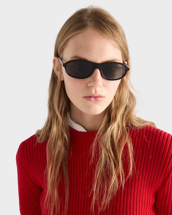 Prada sunglasses with the iconic metal plaque - Verres Ardoise Prada sunglasses with the iconic metal plaque - Verres Ardoise