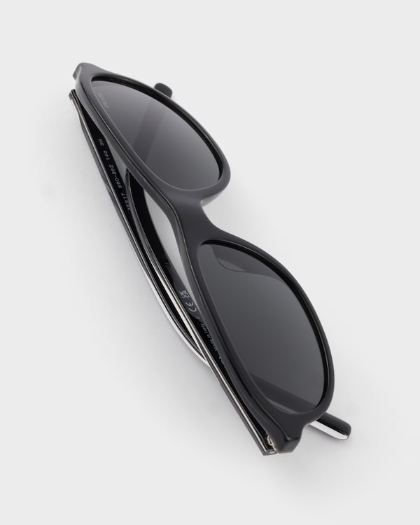 Prada sunglasses with the iconic metal plaque - Verres Ardoise Prada sunglasses with the iconic metal plaque - Verres Ardoise
