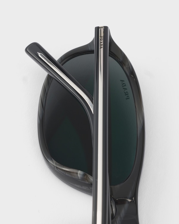 Prada sunglasses with the iconic metal plaque - Verres Ardoise Prada sunglasses with the iconic metal plaque - Verres Ardoise