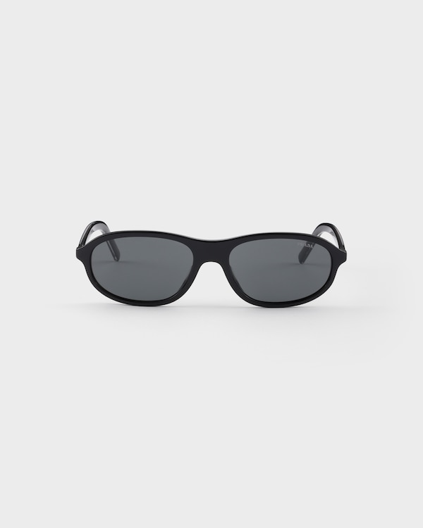 Prada sunglasses with the iconic metal plaque - Verres Ardoise Prada sunglasses with the iconic metal plaque - Verres Ardoise
