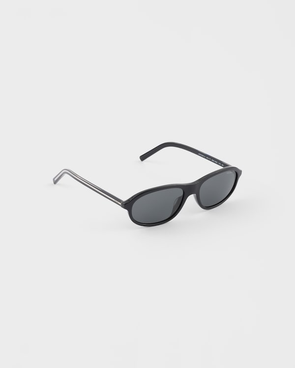 Prada sunglasses with the iconic metal plaque - Verres Ardoise Prada sunglasses with the iconic metal plaque - Verres Ardoise