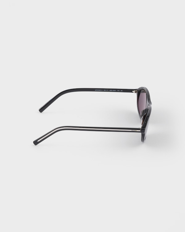 Prada sunglasses with the iconic metal plaque - Verres Ardoise Prada sunglasses with the iconic metal plaque - Verres Ardoise