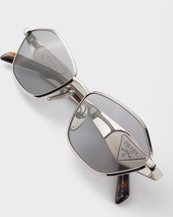 Lunettes de soleil ornées du logo Prada - Gris Lunettes de soleil ornées du logo Prada - Gris