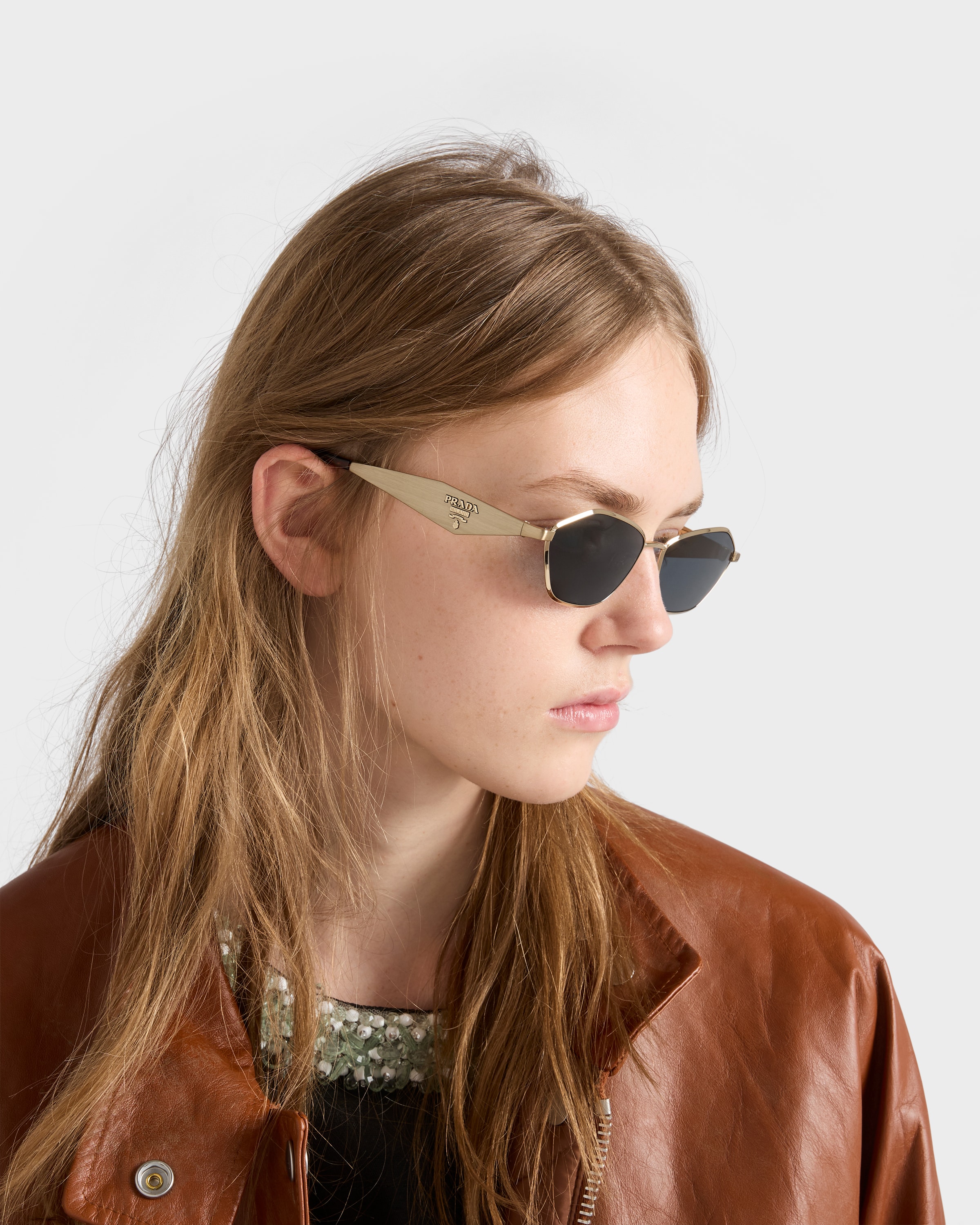 Óculos de sol com logotipo Prada Lentes grafite | PRADA - Brasil