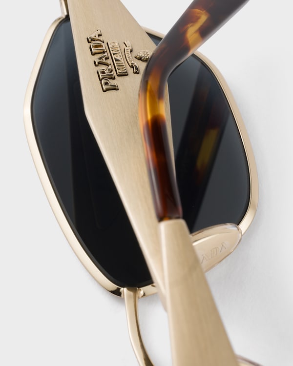 Lunettes de soleil ornées du logo Prada - Verres graphite Lunettes de soleil ornées du logo Prada - Verres graphite