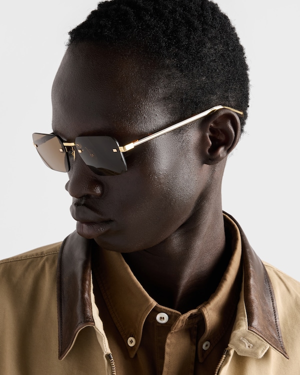 نظارة شمسية بتفاصيل معدنية أيقونية - لون العدسات أرضي نظارة شمسية بتفاصيل معدنية أيقونية - لون العدسات أرضي