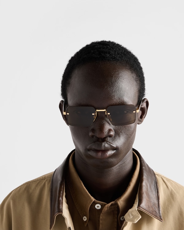 نظارة شمسية بتفاصيل معدنية أيقونية - لون العدسات أرضي نظارة شمسية بتفاصيل معدنية أيقونية - لون العدسات أرضي